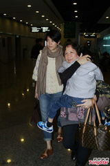 组图：张智霖袁咏仪亮相佛法盛典 祈愿身体健康