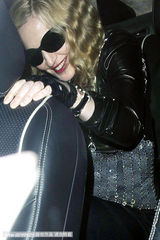 组图：麦当娜与小男友泡吧一脸甜笑 保镖开道气场足