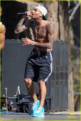 组图：坏小子布朗激情献唱 裸上身秀腹肌纹身