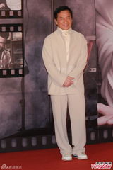 组图：成龙白衣亮相红毯 轻搂女伴小蛮腰