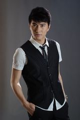 组图：陆昱霖《亲爱的回家》演落魄富二代 成送水工