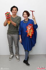 组图：林嘉欣着蓝装与郑伊健 甜蜜互动喜气拜年