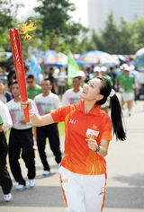 组图：谭晶亚运火炬深圳传递 感恩将亚运参与到底