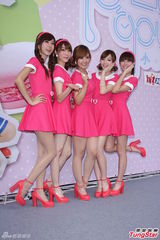 组图：台湾女子组合Popu Lady签唱大秀美腿