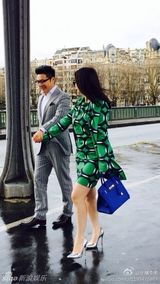 组图：李湘夫妻牵手漫步巴黎 王诗龄可爱抢镜