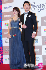 组图：陈久韩惠珍携手亮相青龙红毯