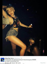 组图：麦莉塞勒斯玩疯 粉丝被救护车抬走