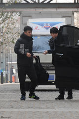 独家：文章带工人去公司搬家 亲自监工表情严肃