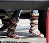 组图：暮光女红色休闲装踩彩色雪地靴自驾出行