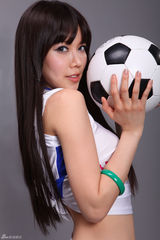 高清图集：i Me化身足球宝贝 拍摄时尚大片显性感
