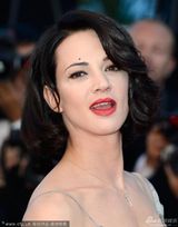 组图：意大利女星艾萨-阿吉图红毯不羁竖中指