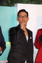 组图：歌神张学友童心未泯 大玩旋转木马兴致颇高