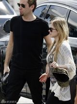 组图：艾薇儿与未婚夫黑白配 豹纹潮装内衣带滑落