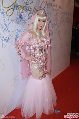 组图：房星彤爆冷摘亚姐后冠 奖杯是生日礼物