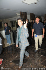 组图：王力宏被问章子怡汪峰绯闻竖大拇指力挺