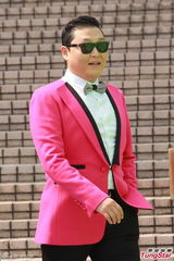 组图：Psy乘私人飞机访港 八位数接演耳机广告