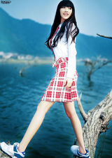 组图：张俪春日上演制服诱惑 白衬衫红格子青春洋溢