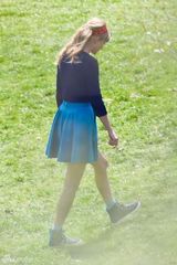 组图：泰勒空中弹跳孩子气 蓝色短裙修长美腿