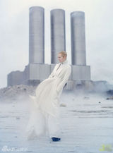 组图：蒂尔达登《W》封面 前卫造型彰显独特个性