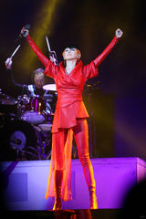 组图：孙燕姿台北开唱 俏丽短发扮“神奇女力”