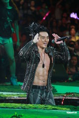 组图：郑伊健开唱遭催婚 女友蒙嘉慧到场欣赏