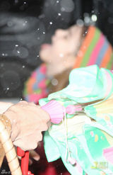 高清图：纽约降雪苏瑞出门撑卡通伞 品尝雪的味道