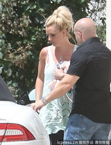 组图：布兰妮不惧大火闯豪宅 吊带装露粉色内衣