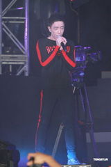 组图：黄贯中开唱未见朱茵 陈豪黄德斌助阵