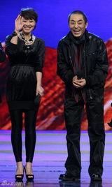 高清：张艺谋登台演小品 小沈阳孙红雷比腕力