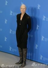 高清图：《大将军寇流岚》发布会 拉尔夫费因斯护花