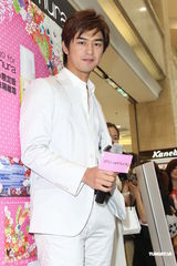 组图：陈柏霖白色西装亮相 自称比大仁哥有趣