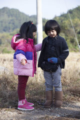 组图：《爸爸》萌娃当家照顾宝宝 kimi意外落水