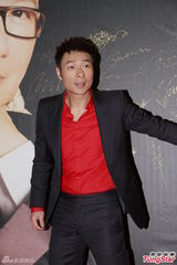 组图：设计师展出梅艳芳演出服 何韵诗做小助理