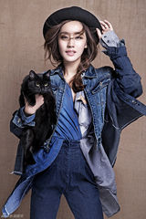 组图：王智手抱黑猫拍大片 巧搭牛仔个性魅力