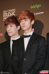 高清图：GD条纹装出席mama记者会 EXO正装帅气