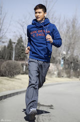 组图：田亮运动休闲街拍 引领全民跑步热潮