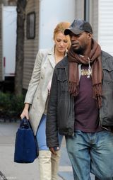 高清图：布莱克-弗莱利街拍 怀抱可爱狗狗出镜