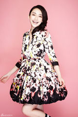 组图：张俪时尚大片庆生 复古印花裙演绎别样风情