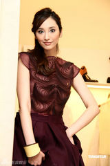 高清图：吴佩慈高腰酒瓶裙走秀 黄色套装妩媚明艳