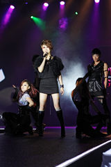 组图：果味VC粉色系造型清爽抢眼 与尚雯婕同亮相