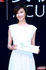 组图：桂纶镁长裙亮相代言优雅文静