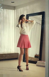 组图：米兰达可儿甜美自拍 香肩短裙大秀性感