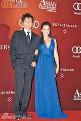 幻灯组图：名模贝安琪夜会尹子维 酒吧狂欢后返爱巢