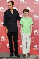 高清：《米克的近路》发布 男星格林伍德“蹲墙角”