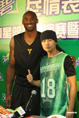 组图：明星篮球赛上海举行 周杰伦科比精彩互动