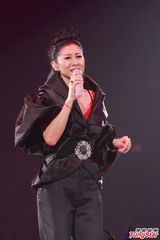 组图：叶倩文一家三口合唱 林青霞素颜到场欣赏