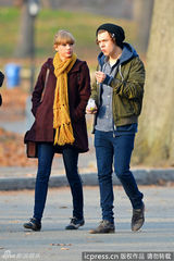 组图：泰勒与1D成员恋情浮水面 抱友人小孩显母爱