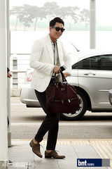 组图：郑雨盛(郑宇成)帅气亮相机场赴米兰参加时装周