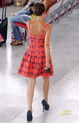 幻灯图集：辣妹维多利亚性感印花粉裙返回伦敦