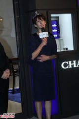 组图：苏菲玛索露排骨胸 嘟嘴搞怪获品牌高层吻手